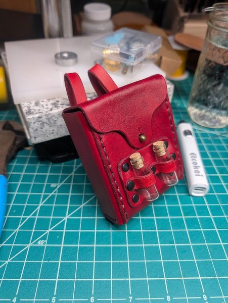 Image red_small_pouch.jpg