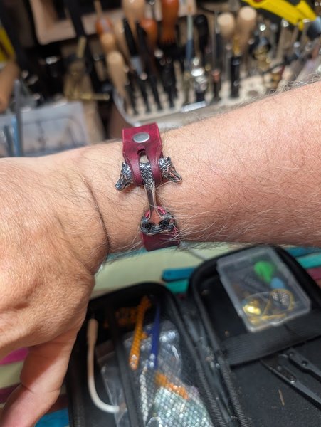 Image wolf_head_bracelet.jpg