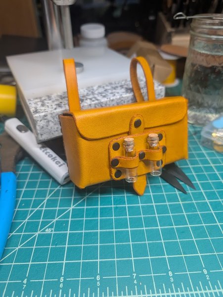Image yellow_small_pouch.jpg