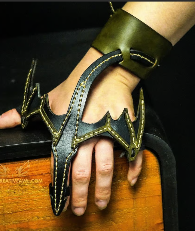 Image CA-Hand_Dragon_Bracelet.png